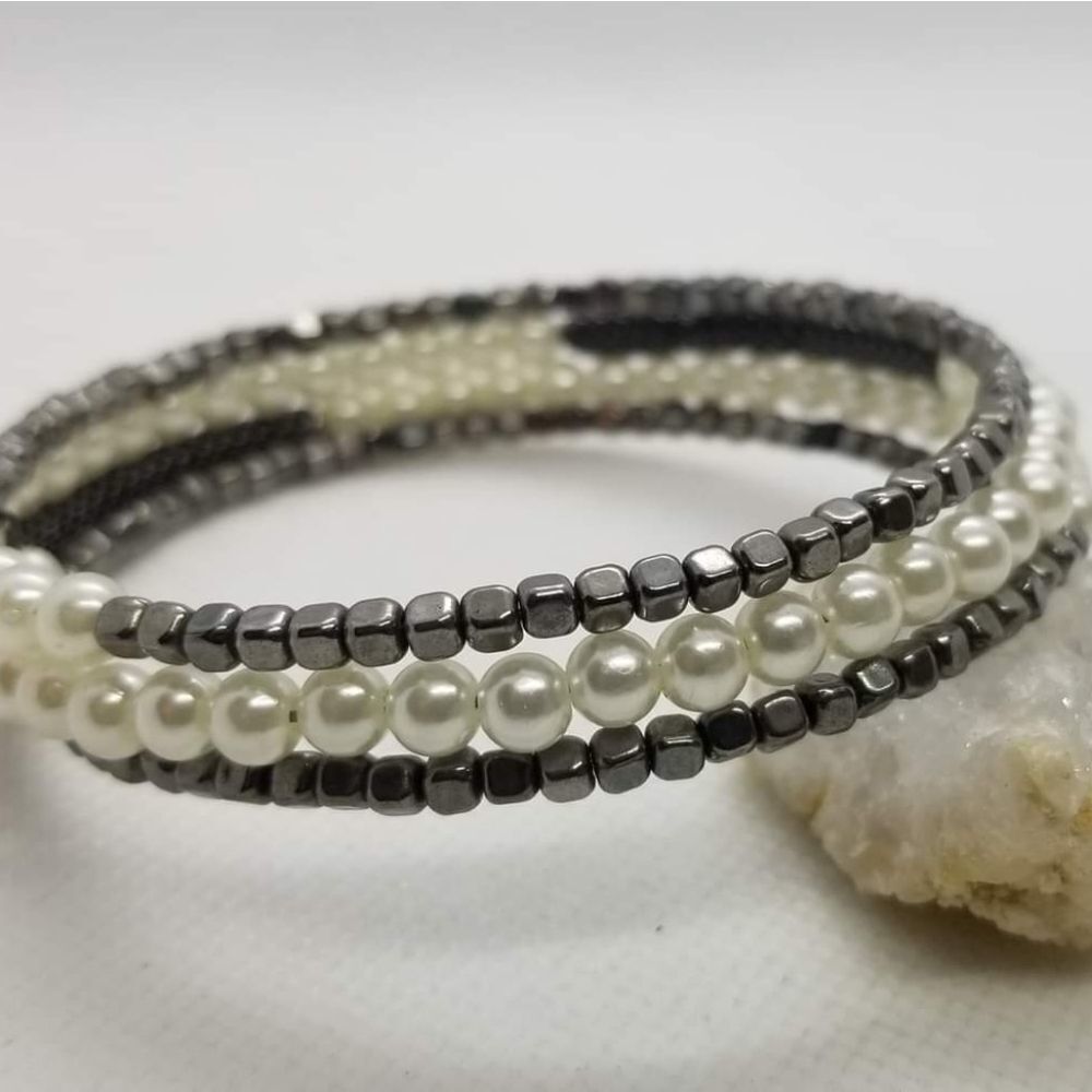 Swirl beaded bracelet pearl‎ and black
